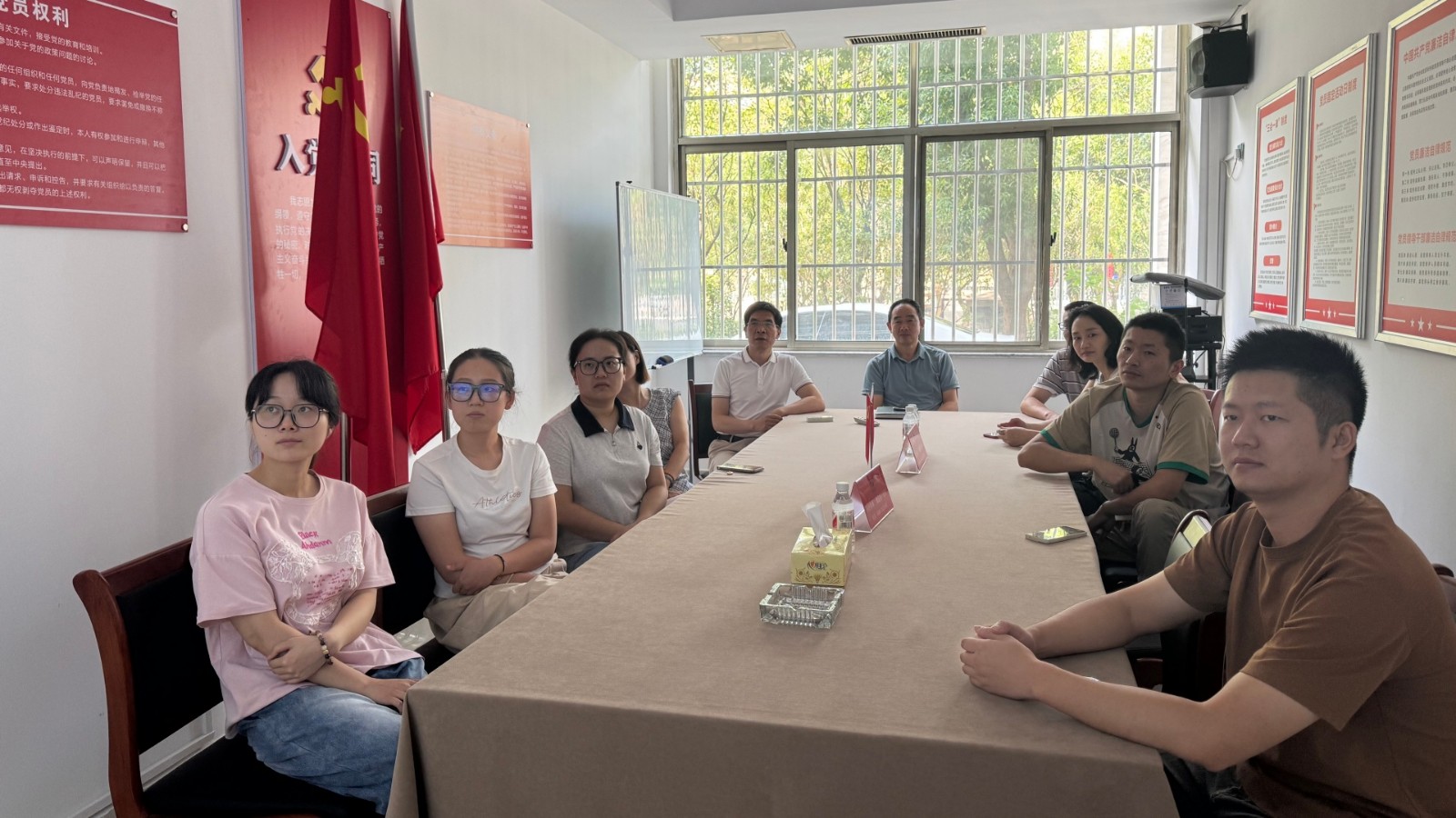 公司党支部组织员工观看阅兵式